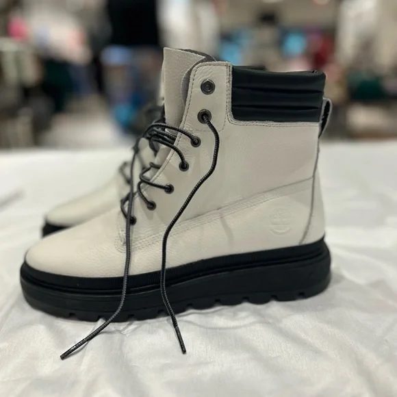 Timberland Boots - Picture 5 of 7